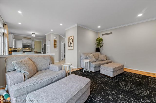 518 Beechwood Way, Lake Orion, MI 48362