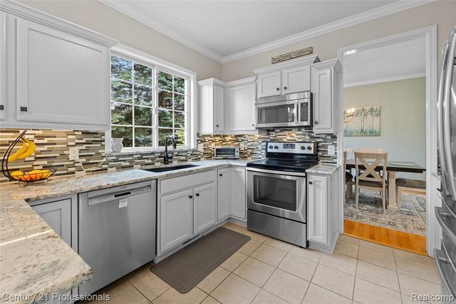 518 Beechwood Way, Lake Orion, MI 48362