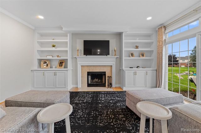 518 Beechwood Way, Lake Orion, MI 48362