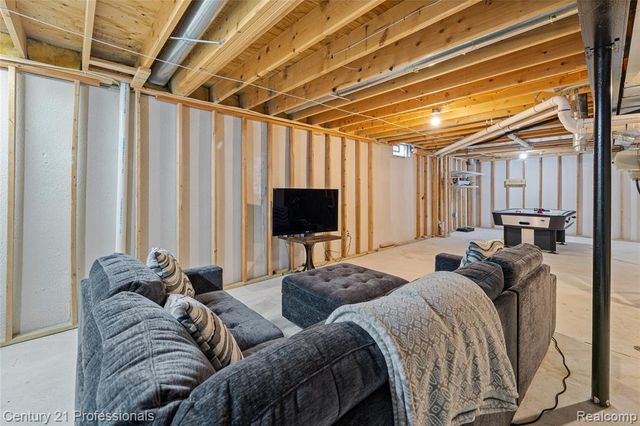 518 Beechwood Way, Lake Orion, MI 48362