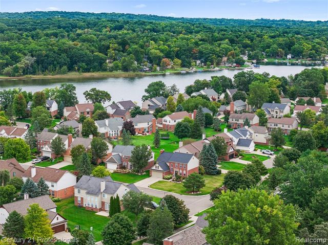 518 Beechwood Way, Lake Orion, MI 48362
