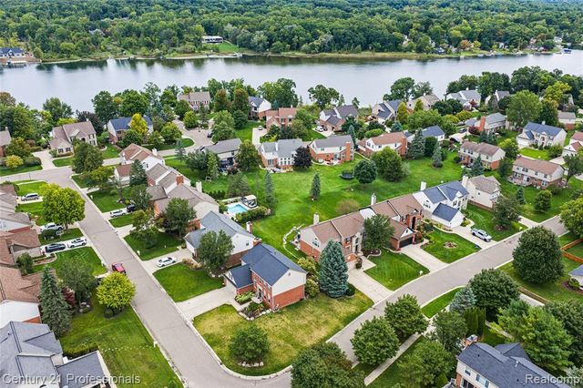 518 Beechwood Way, Lake Orion, MI 48362