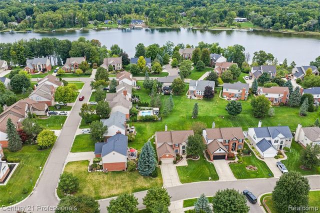 518 Beechwood Way, Lake Orion, MI 48362