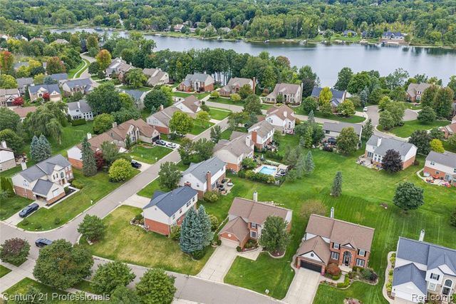 518 Beechwood Way, Lake Orion, MI 48362