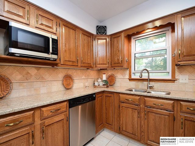 5511 S 104th Circle, Omaha, NE 68127