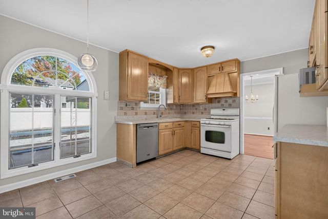22 MIDWOOD RD, Marlton, NJ 08053