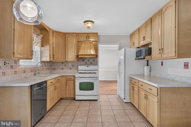 22 MIDWOOD RD, Marlton, NJ 08053