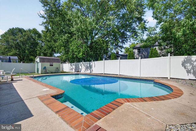 22 MIDWOOD RD, Marlton, NJ 08053