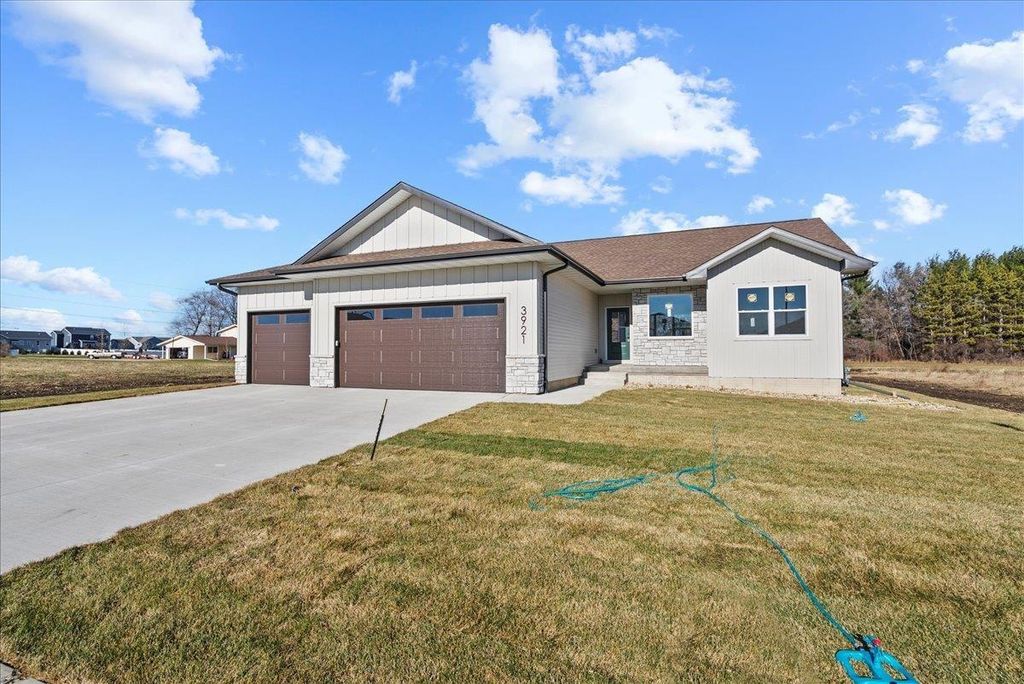 3921 Broomfield Drive, Cedar Falls, IA 50613