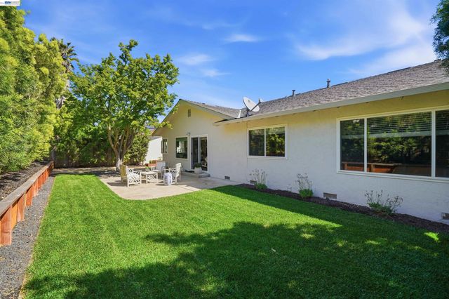 4350 Columbine Dr, Pleasanton, CA 94588
