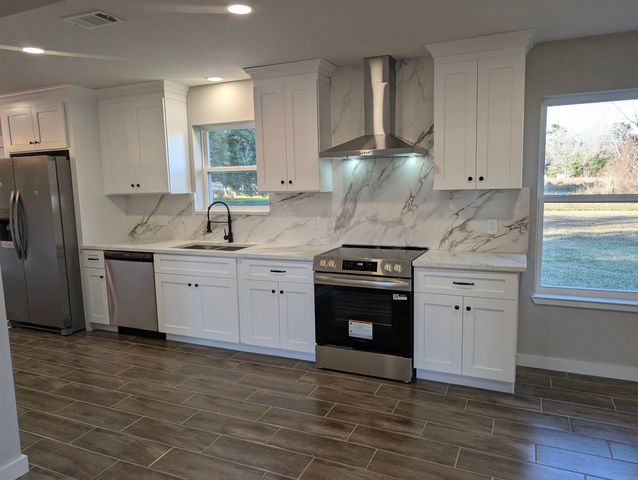 1145 Cuniff Rd, Sour Lake, TX 77659