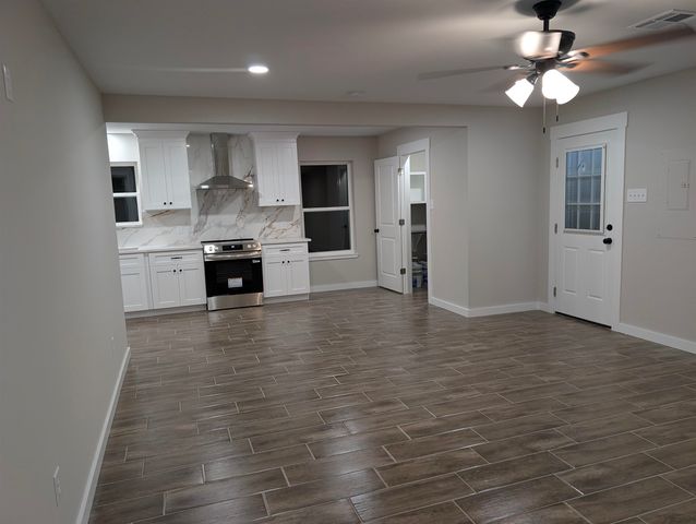 1145 Cuniff Rd, Sour Lake, TX 77659