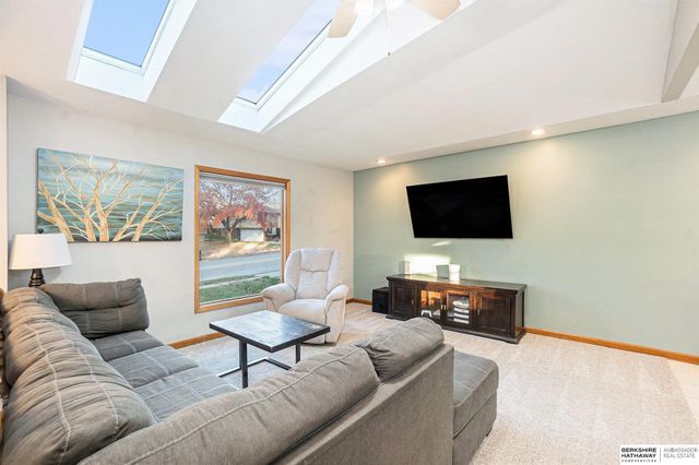 9405 Maplewood Boulevard, Omaha, NE 68134