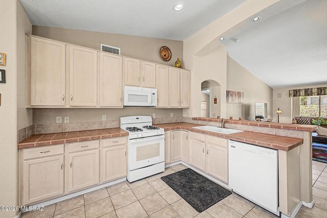 1440 N Goldeneye Way, Green Valley, AZ 85614