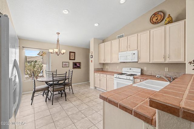 1440 N Goldeneye Way, Green Valley, AZ 85614