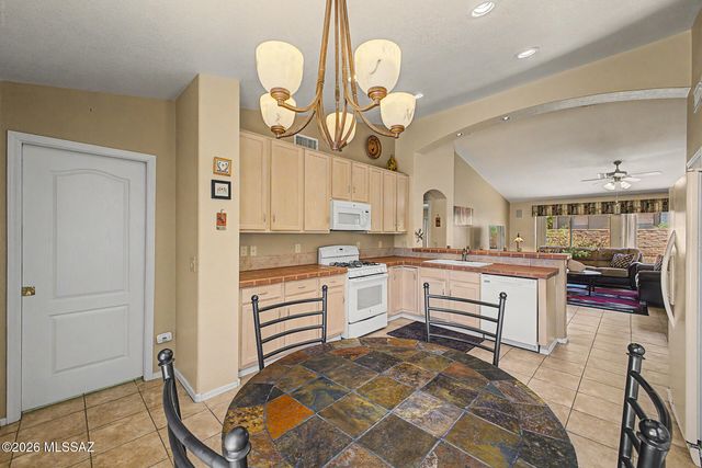 1440 N Goldeneye Way, Green Valley, AZ 85614