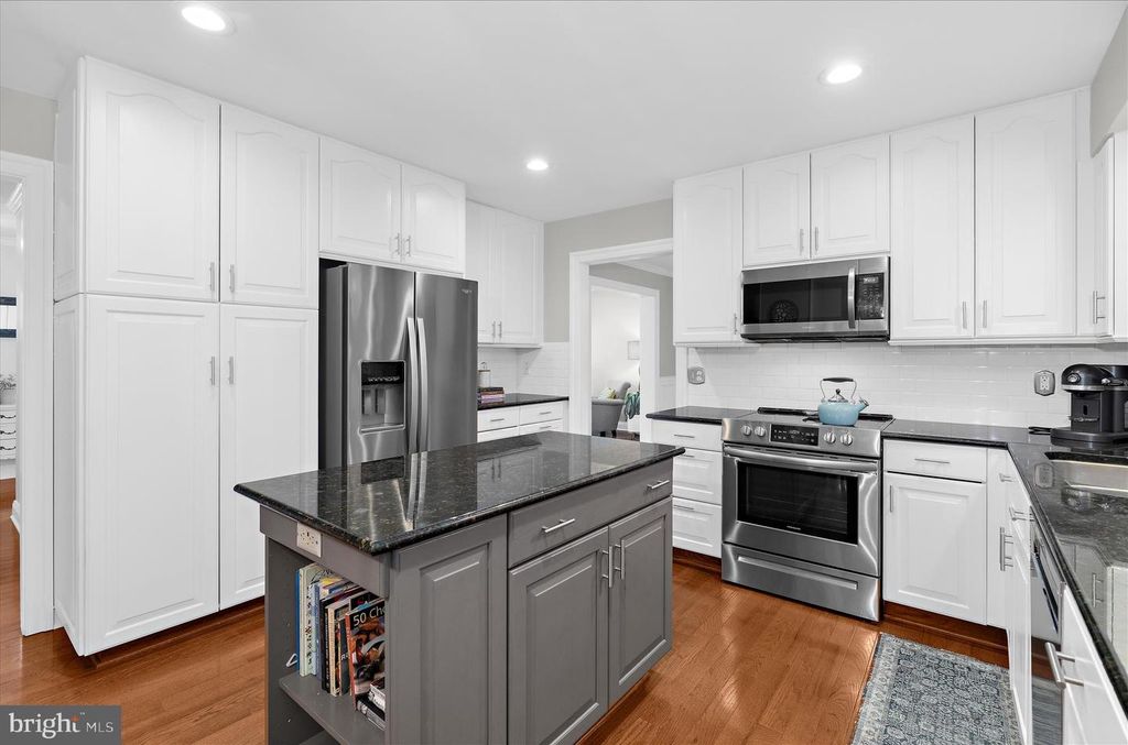 Image 10 of property listing at 406 HONEYWOOD CT, Millersville, MD 21108