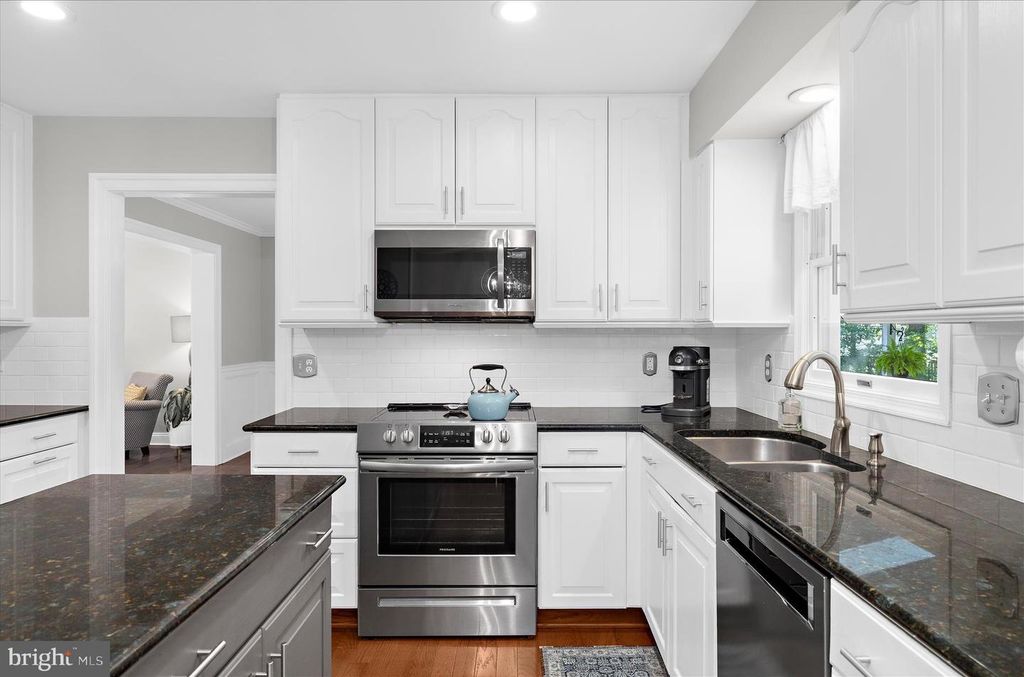 Image 11 of property listing at 406 HONEYWOOD CT, Millersville, MD 21108