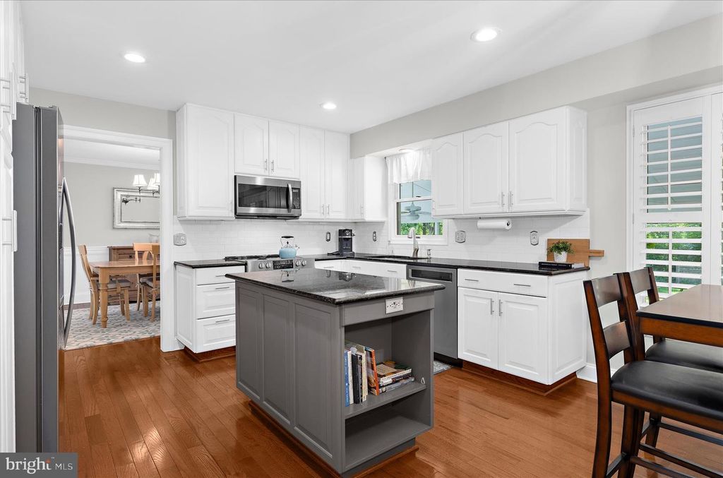 Image 12 of property listing at 406 HONEYWOOD CT, Millersville, MD 21108