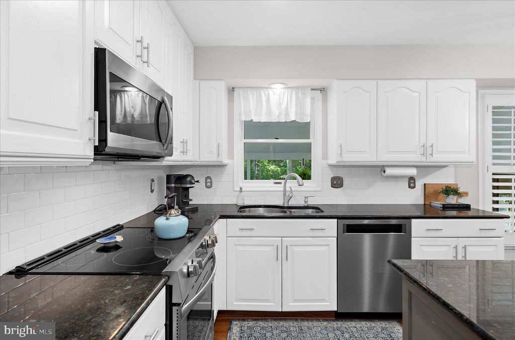 Image 14 of property listing at 406 HONEYWOOD CT, Millersville, MD 21108