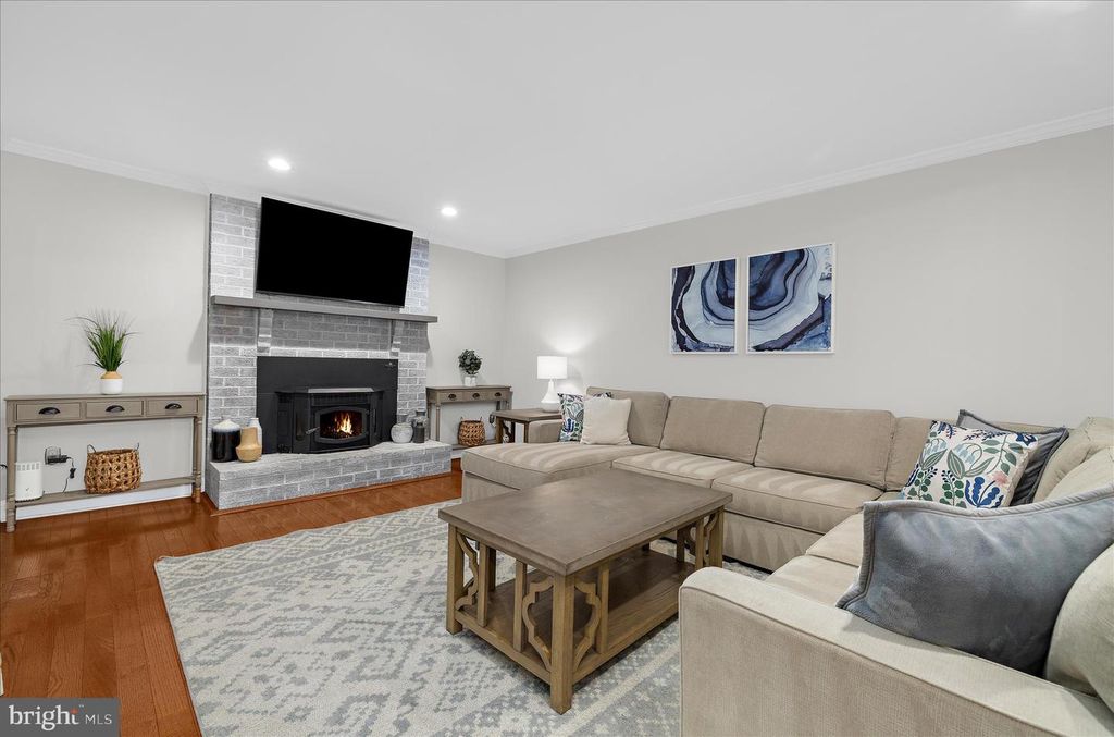 Image 17 of property listing at 406 HONEYWOOD CT, Millersville, MD 21108