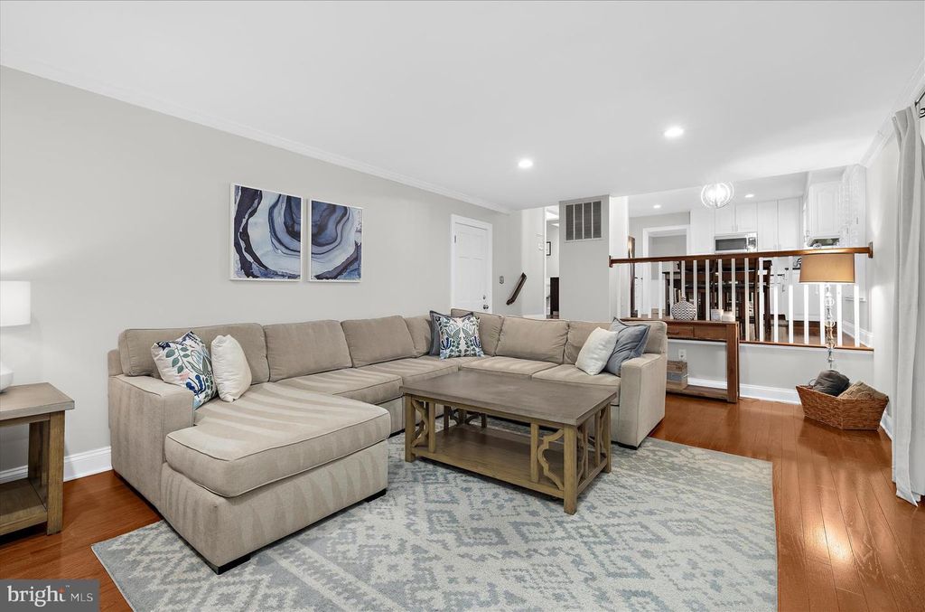 Image 18 of property listing at 406 HONEYWOOD CT, Millersville, MD 21108
