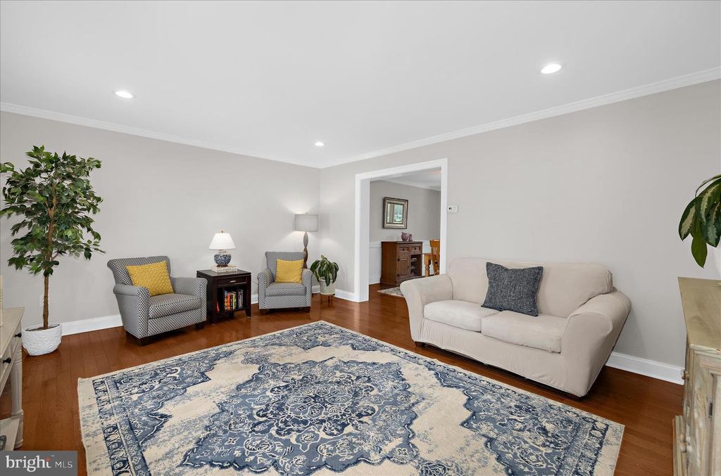Image 5 of property listing at 406 HONEYWOOD CT, Millersville, MD 21108