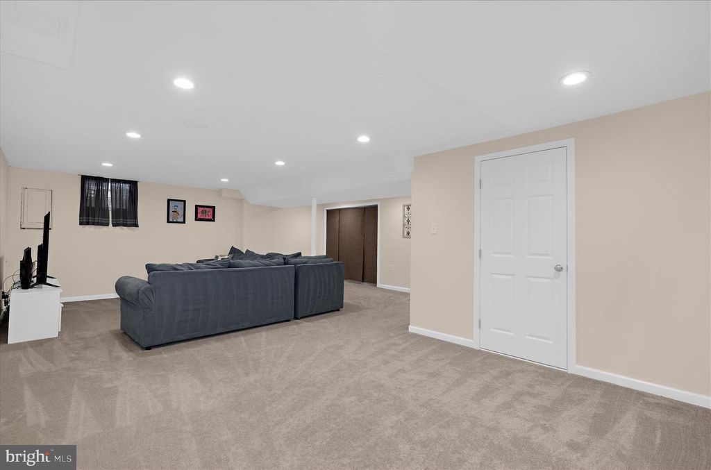 Image 51 of property listing at 406 HONEYWOOD CT, Millersville, MD 21108