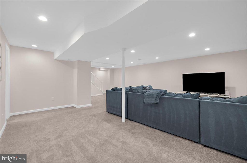 Image 52 of property listing at 406 HONEYWOOD CT, Millersville, MD 21108