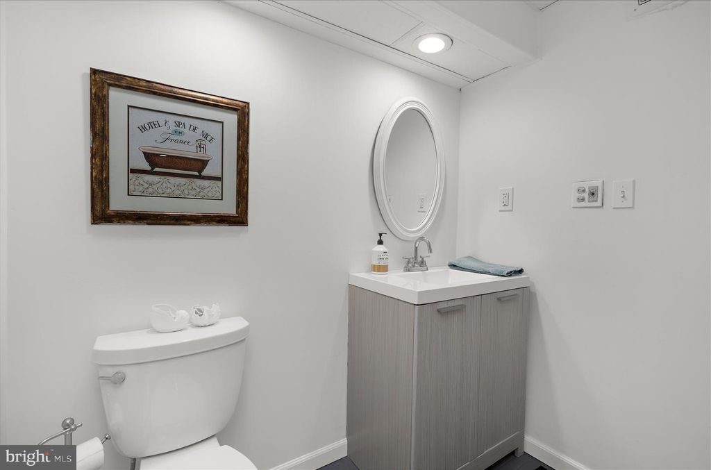 Image 53 of property listing at 406 HONEYWOOD CT, Millersville, MD 21108