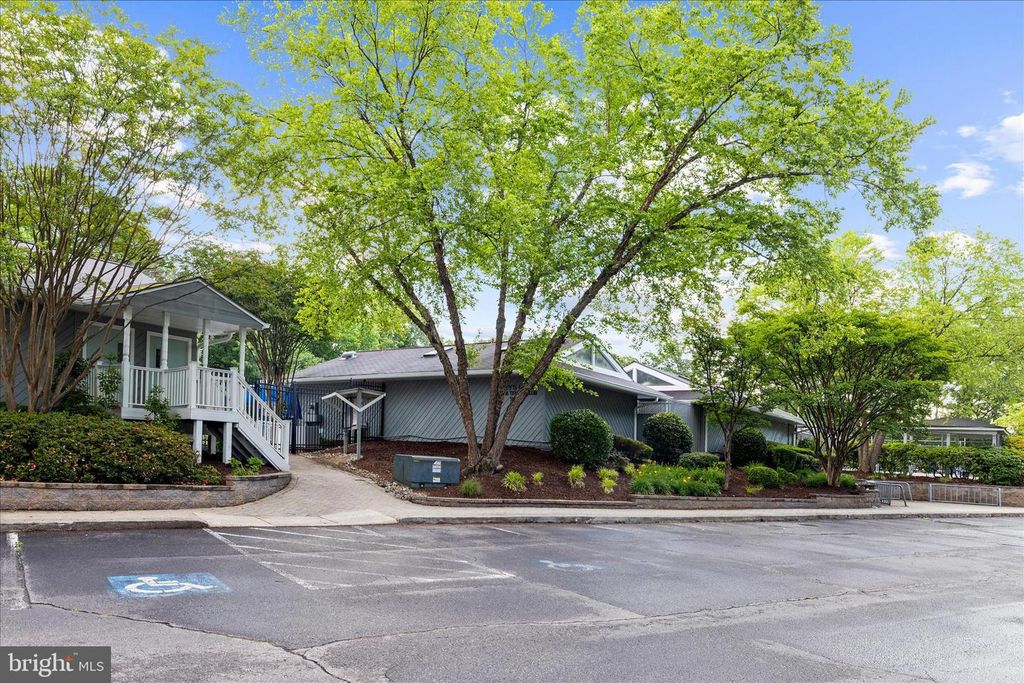 Image 76 of property listing at 406 HONEYWOOD CT, Millersville, MD 21108