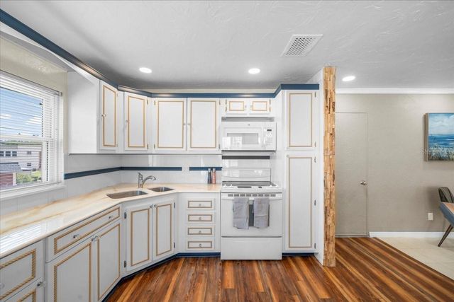 213 FERNWOOD CIRCLE 213, Seminole, FL 33777