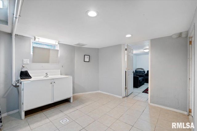 1035 17th Avenue, Rock Island, IL 61021