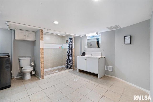 1035 17th Avenue, Rock Island, IL 61021