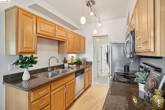 71 Lakeshore Ct, Richmond, CA 94804