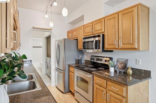 71 Lakeshore Ct, Richmond, CA 94804