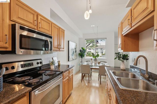 71 Lakeshore Ct, Richmond, CA 94804