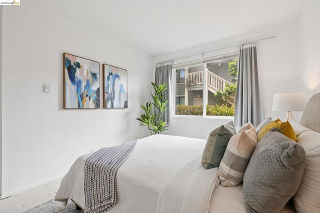 71 Lakeshore Ct, Richmond, CA 94804