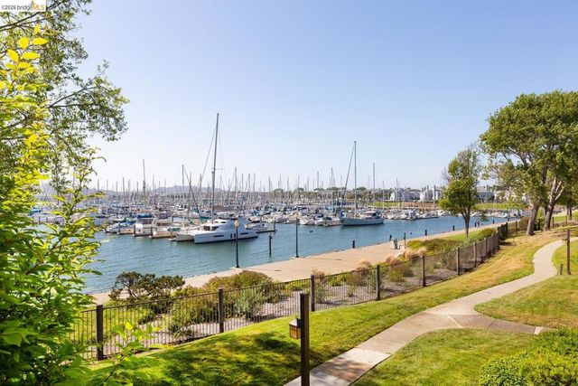 71 Lakeshore Ct, Richmond, CA 94804