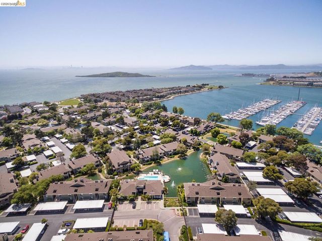 71 Lakeshore Ct, Richmond, CA 94804