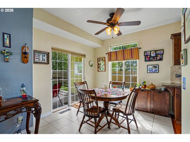 860 N 2ND St, Silverton, OR 97381