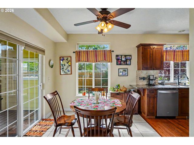 860 N 2ND St, Silverton, OR 97381