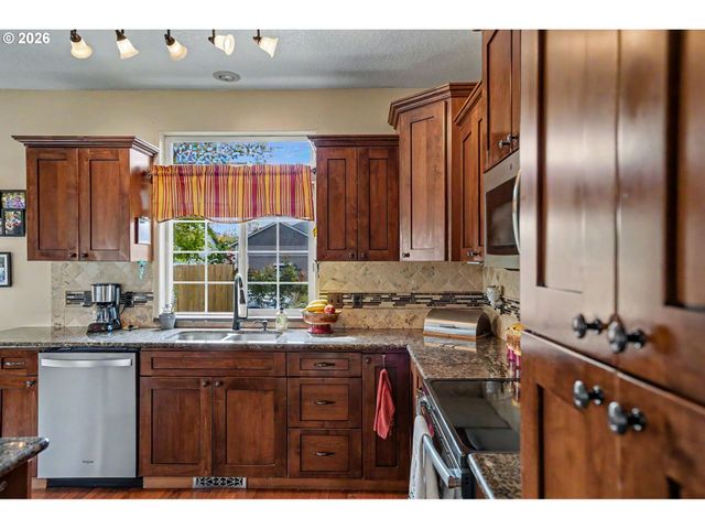 860 N 2ND St, Silverton, OR 97381