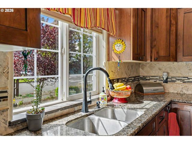 860 N 2ND St, Silverton, OR 97381