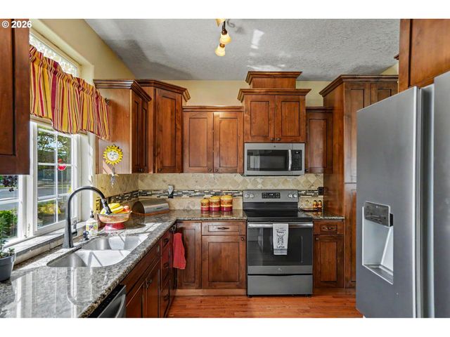 860 N 2ND St, Silverton, OR 97381