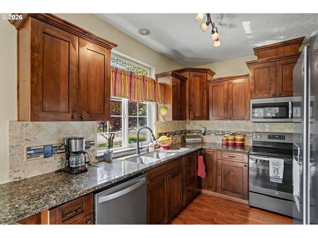 860 N 2ND St, Silverton, OR 97381