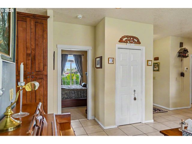 860 N 2ND St, Silverton, OR 97381