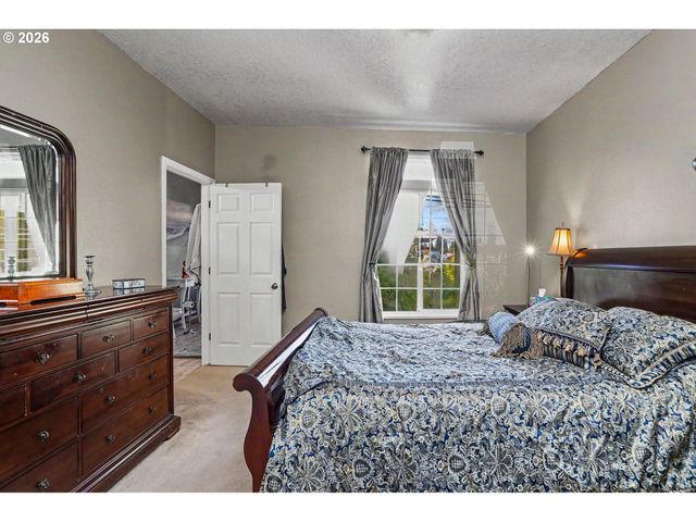 860 N 2ND St, Silverton, OR 97381