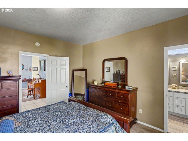 860 N 2ND St, Silverton, OR 97381
