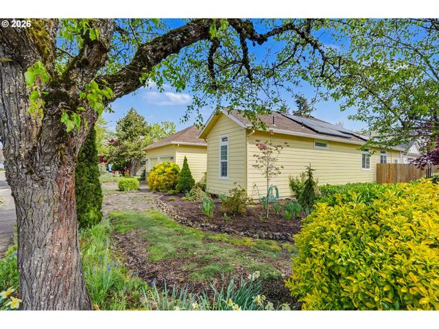 860 N 2ND St, Silverton, OR 97381